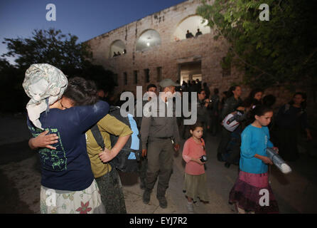 (150730) -- Gerusalemme, 30 luglio 2015 (Xinhua) -- coloni ebrei abbracciare ogni altra durante una evacuazione dei coloni dalle forze di sicurezza israeliane nella liquidazione del Sa-Nur in Cisgiordania settentrionale, il 30 luglio 2015. Forze di sicurezza israeliane giovedì evacuato circa 200 coloni provenienti dal sito di ex insediamento illegale della Sa-Nur in Cisgiordania settentrionale, un portavoce militare ha detto in una dichiarazione. Poiché Sa-Nur è stato evacuato come parte del 2005 il piano di disimpegno da Gaza, ex Sa-Nur residenti hanno fatto numerosi tentativi di ricostruire il loro insediamento. (Xinhua/JINI/Miri Tzachi Foto Stock