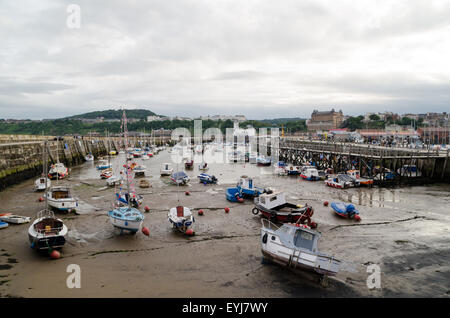 Barche a Scarborough Harbour, situato nella South Bay, Scarborough Foto Stock