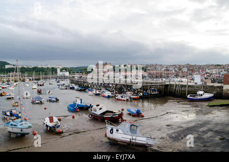 Barche a Scarborough Harbour, situato nella South Bay, Scarborough Foto Stock