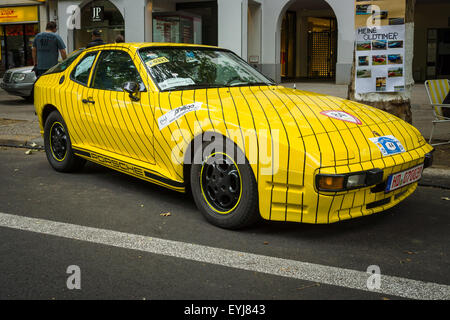 Berlino - Giugno 14, 2015: lusso auto sportive Porsche 924, 1978. Il classico giorni sul Kurfuerstendamm Foto Stock