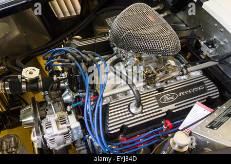 Berlino - Giugno 14, 2015: motore di un roadster Shelby AC Cobra 427, 1966. Il classico giorni sul Kurfuerstendamm. Foto Stock