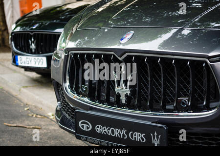 Berlino - Giugno 14, 2015: frammento di un executive auto Maserati Ghibli (M157). Il classico giorni sul Kurfuerstendamm. Foto Stock