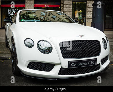 Berlino - Giugno 14, 2015: auto di lusso Bentley Continental GTC. Il classico giorni sul Kurfuerstendamm. Foto Stock