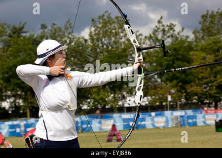 Copenhagen, Danimarca, Luglio 30th, 2015: Coreano arcieri Misun Choi compete nel mondo campionati di tiro con l'arco a Copenhagen nel corso del Giovedi singole partite in cambio prua. Credito: OJPHOTOS/Alamy Live News Foto Stock