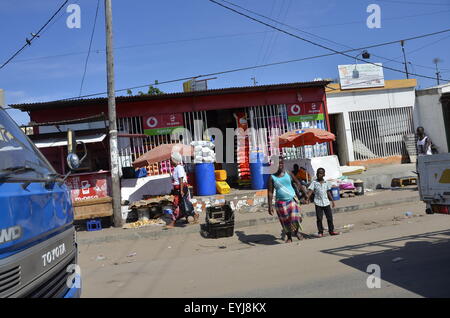 Strada di scene di vita da Inhambane a Maputo, Mozabique, Dec 2015 Foto Stock