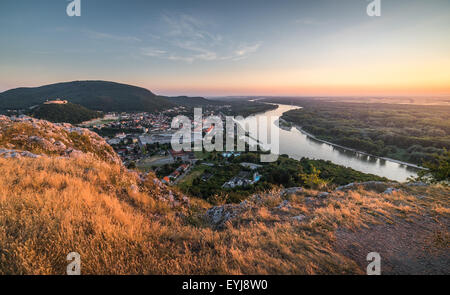 Vista della piccola città di Hainburg an der Donau con il Fiume Danubio come visto dalla collina Braunsberg al bel tramonto Foto Stock