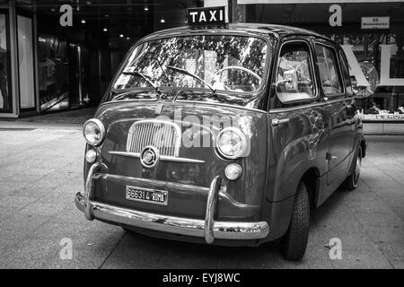 Berlino - Giugno 14, 2015: Mini MPV Fiat 600 multipla. In bianco e nero. Il classico giorni sul Kurfuerstendamm. Foto Stock