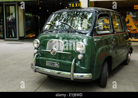 Berlino - Giugno 14, 2015: Mini MPV Fiat 600 multipla. Il classico giorni sul Kurfuerstendamm. Foto Stock