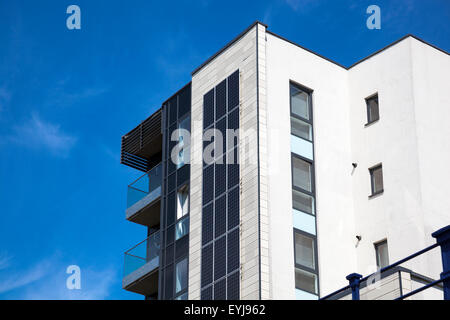 Moderno edificio di appartamenti con pannelli solari sul lato Foto Stock