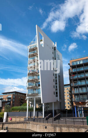 Moderno edificio di appartamenti (Pinnacle I, Limehouse, Londra) Foto Stock