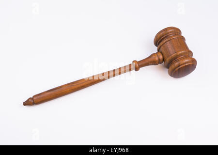 Giudice di martello di legno isolato su bianco Foto Stock