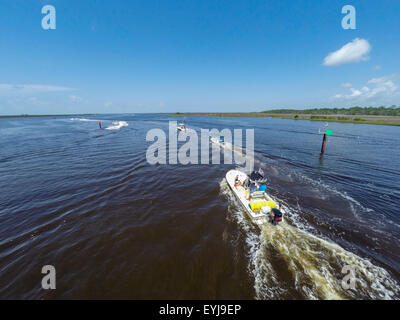 Imbarcazione da diporto il traffico sul Fiume Steinhatchee, Steimnhatchee, FL Foto Stock