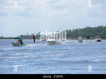 Imbarcazione da diporto il traffico sul Fiume Steinhatchee, Steimnhatchee, FL Foto Stock