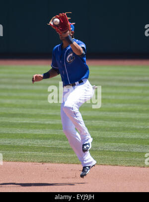 Columbus OH, Stati Uniti d'America. Il 30 luglio, 2015. Columbus Clippers shorstop Erik Gonzalez (2)le catture di alta buttafuori durante una stagione regolare il gioco tra il Columbus Clippers e Indianapolis Indians a Huntington Park, in Columbus OH. Brent Clark/Cal Sport Media © csm/Alamy Live News Foto Stock