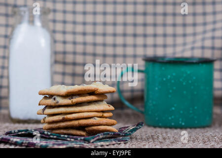 I biscotti al cioccolato con latte Foto Stock