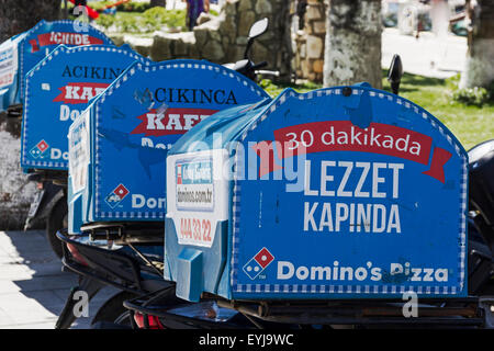 Domino's Pizza consegna motocicli con scatole di Bodrum, Turchia Foto Stock