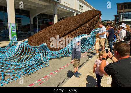 Testa del Bristol balene, un arte temporanea instillazione costituito da materiali riciclati, Bristol Millennium Square Foto Stock