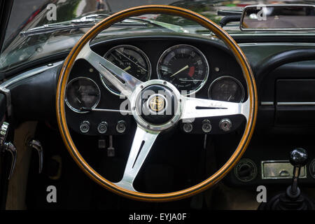 Berlino - Giugno 14, 2015: cabina di un automobile di lusso Alfa Romeo Spider 2600 (Tipo 106), 1963. Il classico giorni sul Kurfuerstendamm. Foto Stock