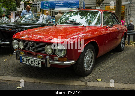 Berlino - Giugno 14, 2015: auto di lusso Alfa Romeo 2000 Sprint (Tipo 102). Il classico giorni sul Kurfuerstendamm. Foto Stock