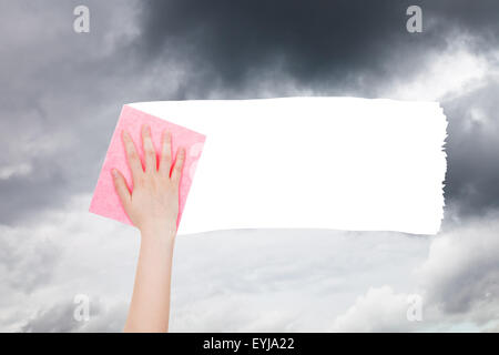 Meteo concetto - lato elimina le nuvole grigio dal cielo da rosa rag dall immagine e vuoto bianco spazio di copia vengono visualizzate Foto Stock