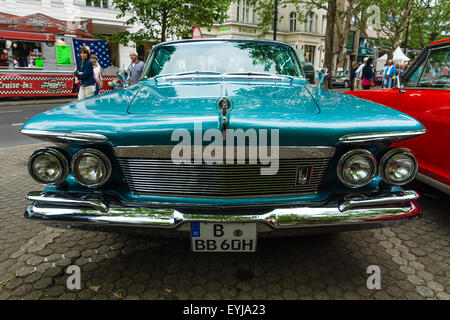 Berlino - Giugno 14, 2015: auto di lusso personalizzato imperiale 4 porta a Southampton, 1961. Il classico giorni sul Kurfuerstendamm. Foto Stock