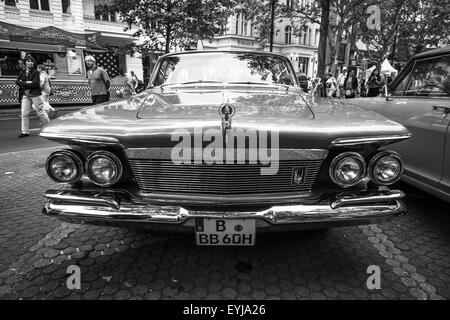 Berlino - Giugno 14, 2015: auto di lusso personalizzato imperiale 4 porta a Southampton, 1961. Bianco e nero. Il classico giorni sul Kurfuerstendamm. Foto Stock