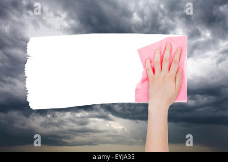 Meteo concetto - lato elimina nuvole temporalesche su sky da rag rosa da immagine e vuoto bianco spazio di copia vengono visualizzate Foto Stock