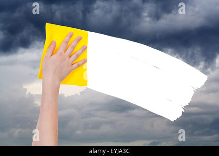 Meteo concetto - lato elimina cielo nuvoloso dal colore giallo rag dall immagine e vuoto bianco spazio di copia vengono visualizzate Foto Stock