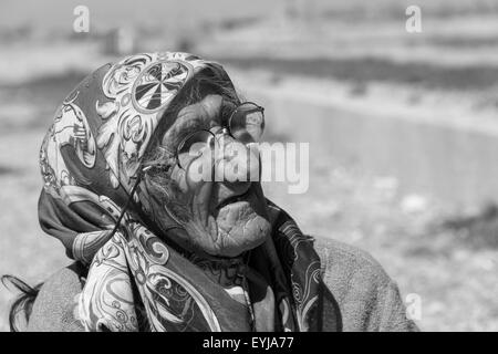 Il raccoglitore di erbe BW. Anziana donna persiano vicino alla tomba di Ciro il Grande, Pasargardae, Iran Foto Stock