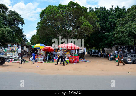 Strada di scene di vita da Inhambane a Maputo, Mozambico, Dec 2015 Foto Stock