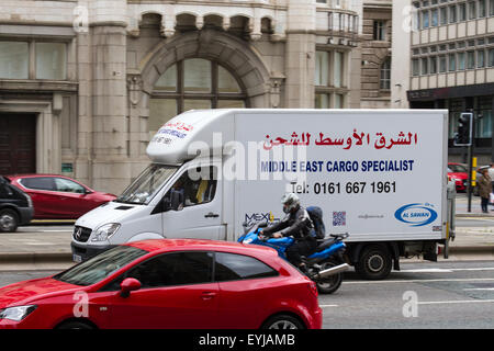 Traffico, spot pubblicitari e di automobili su "Strand', Liverpool, Merseyside, Regno Unito Foto Stock