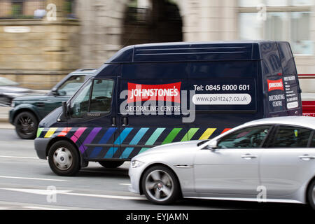 Traffico, spot pubblicitari e di automobili su "Strand', Liverpool, Merseyside, Regno Unito Foto Stock