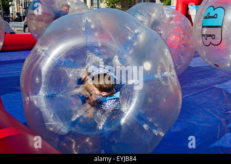 Ragazzi divertirsi in Bumper-Balls presso il porto di Bristol Festival Foto Stock