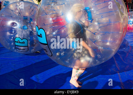 Adulti divertendosi in Bumper-Balls presso il porto di Bristol Festival Foto Stock