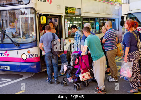 I passeggeri in coda presso la fermata alla scheda local double decker bus, Bristol, Regno Unito Foto Stock