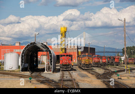 Le vie del riposo e del Canadian National Railways motori a Vancouver e contenitore terminale cargo. In Canada. Foto Stock