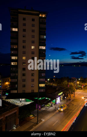 Dal balcone del mio hotel all'ottavo piano si può ammirare una vista su DAVIE Street verso English Bay Beach al tramonto. Vancouver, Canada Foto Stock