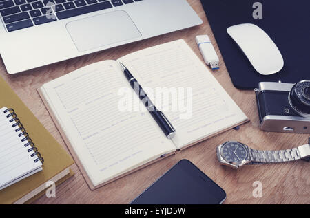 Salva la data - agenda mockup con laptop e gli elementi rétro Foto Stock