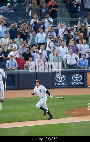 Il Bronx, New York, Stati Uniti d'America. 19 giugno 2015. Alex Rodriguez (Yankees), 19 giugno 2015 - MLB : Alex Rodriguez dei New York Yankees colpisce un home run per la sua carriera 3000th colpiti durante il Major League Baseball gioco allo Yankee Stadium nel Bronx, New York, Stati Uniti. © Thomas Anderson/AFLO/Alamy Live News Foto Stock