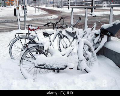 Neve coperto per le biciclette in Amsterdam Foto Stock