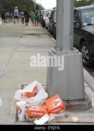 Scatole e tazze lasciati da pasto veloce cucciolata marciapiede in Coney Island a Brooklyn, New York. Foto Stock