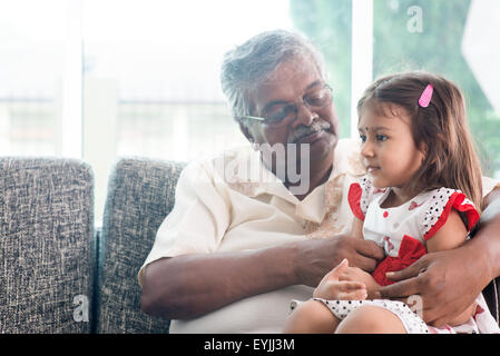 Ritratto di famiglia indiana a casa. Nonna e nipote giocare insieme. Popoli asiatici vivere lo stile di vita. Nonno e gran Foto Stock