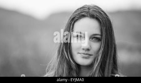 Outdoor ritratto della bella ragazza adolescente in primavera in bianco e nero. Foto Stock