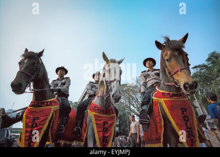 La squadra di polizia indonesiana è in servizio su Thamrin Street durante il Carnevale di Giacarta 2004 nel centro di Jakarta, Jakarta, Indonesia. Foto Stock