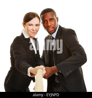 Donna e tirando tirando su una stringa su un rimorchiatore di gioco di guerra Foto Stock