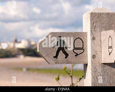 Coast path (con il sentiero di segno) a Tenby Pembrokeshire Wales Foto Stock