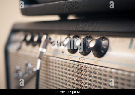 Amplificatore per chitarra manopole dettaglio in studio con il fuoco selettivo su manopole Foto Stock