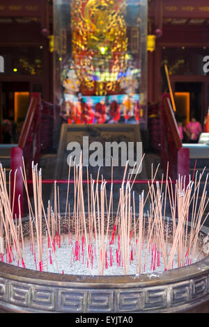 Bastoncini di incenso al di fuori al tempio indù di Singapore Foto Stock