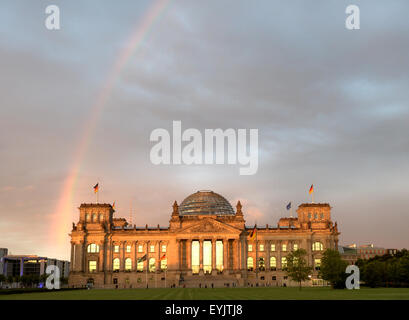 Berlino, Germania. Il 30 luglio, 2015. Un arcobaleno che copre oltre l'Edificio del Reichstag a Berlino, Germania, 30 luglio 2015. Foto: Britta Pedersen/dpa/Alamy Live News Foto Stock