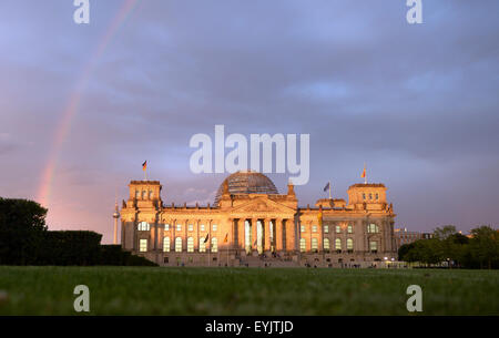 Berlino, Germania. Il 30 luglio, 2015. Un arcobaleno che copre oltre l'Edificio del Reichstag a Berlino, Germania, 30 luglio 2015. Foto: Britta Pedersen/dpa/Alamy Live News Foto Stock